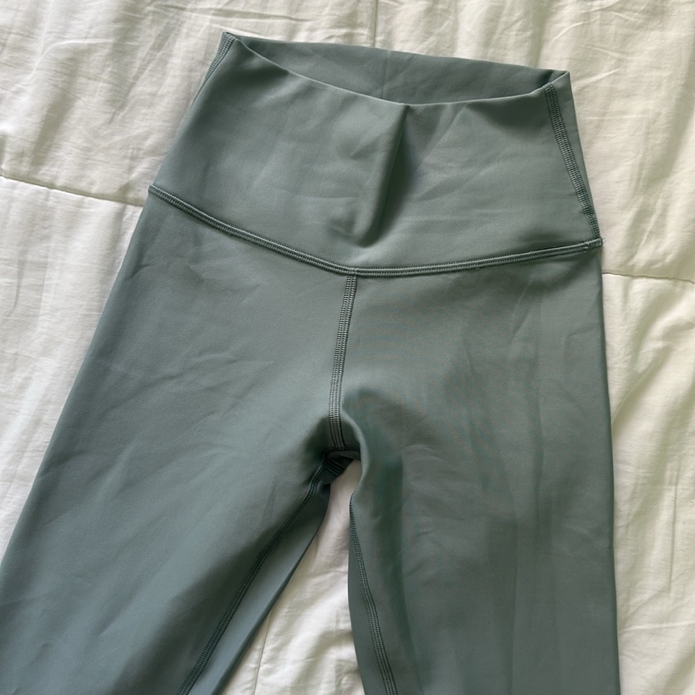 Airlift Alo Legging with extra lining for warmth - Picture 2 of 2